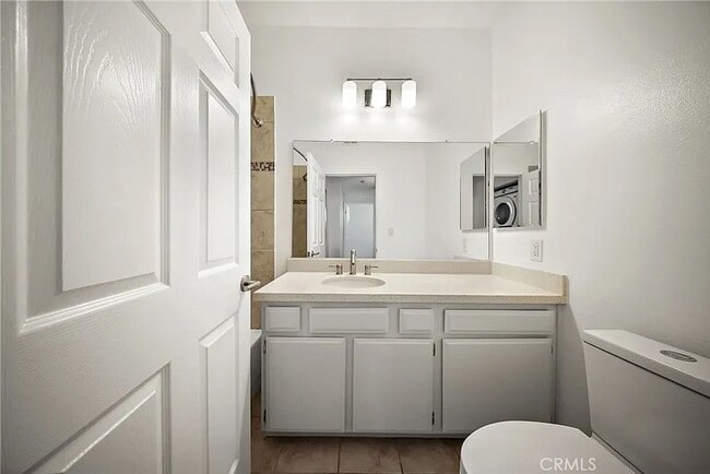 Foto del edificio - Beautiful Luxury 2 Bedroom Condo w/ Laundry Hookups, Private Patio, Secured Parking, Hardwood Flo...
