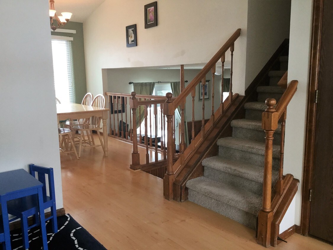 Foto principal - Fantastic 4BR, 3.5BA! Deck, FP, great yard, location!! (Regal)