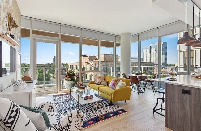 Building Photo - 1010 Lake St