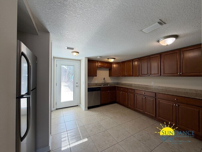 Building Photo - Lovely 2 Bedroom at Bonita Condos!- Waterfont!