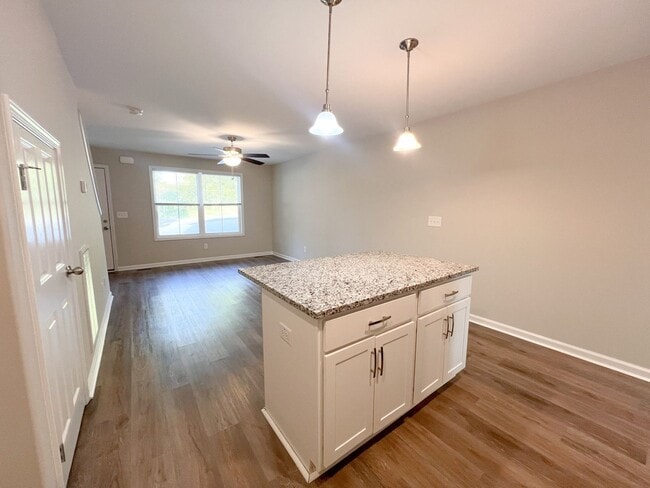 Building Photo - Just like New townhome for Rent!