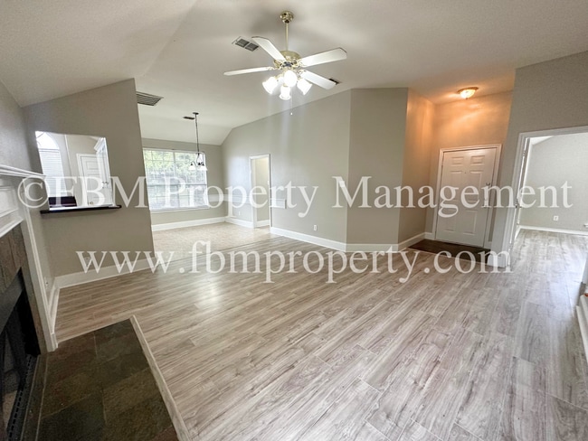 Building Photo - 801 Oak Dr