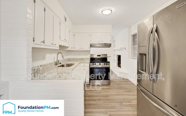 Foto del edificio - 663 Moss Rd