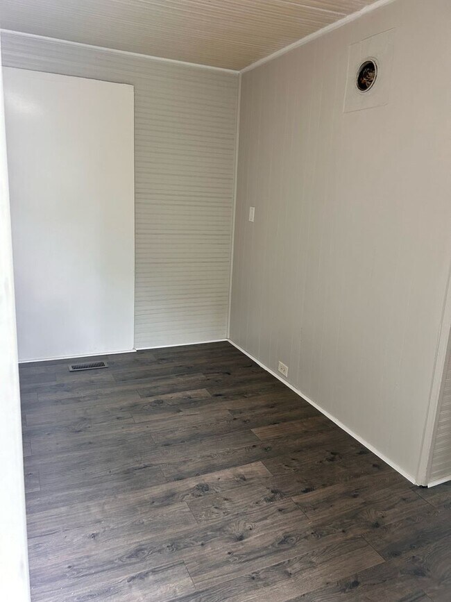 Building Photo - 638 Wilson St