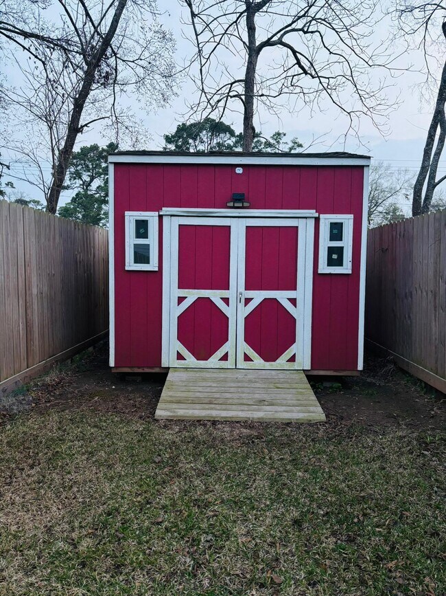 Foto del edificio - 8220 Crestview Dr