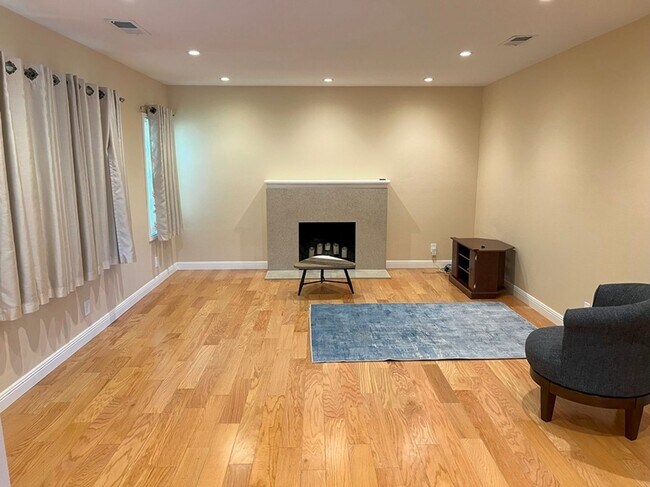Foto del edificio - Beautiful 4bd/2ba in desireable neighborho...