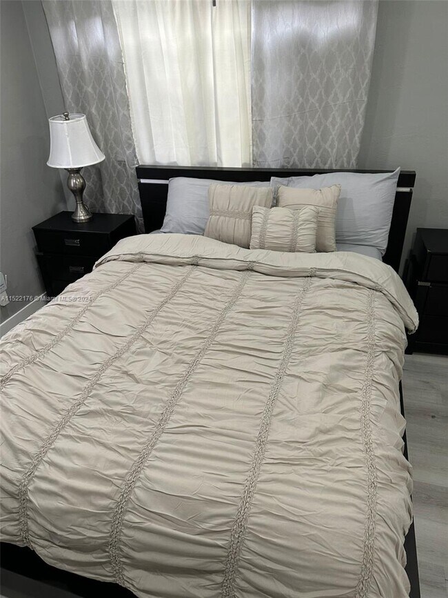 Foto del edificio - 331 NW 147th St
