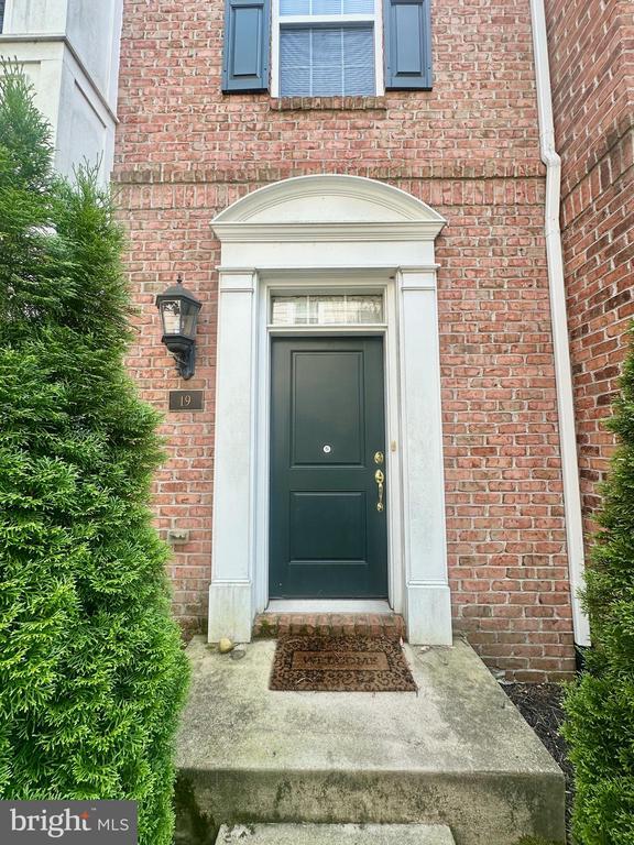 Building Photo - 19 Steeplechase Dr