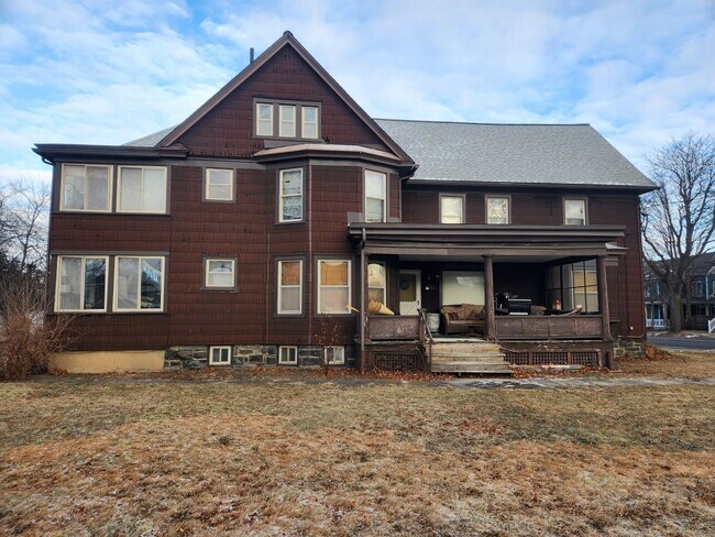 Foto del edificio - 661 Park Pl