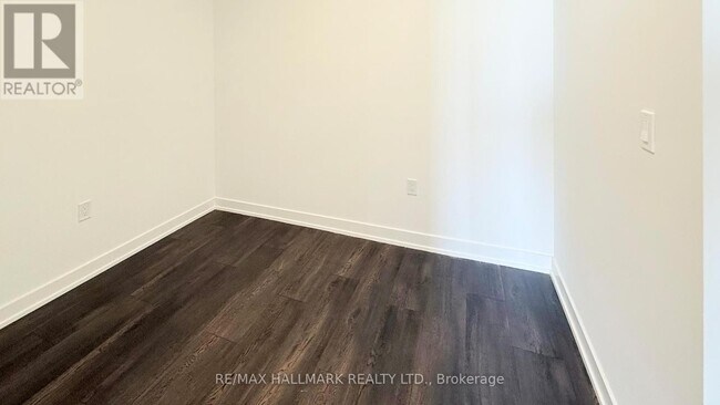 Photo du bâtiment - 1037 The Queensway