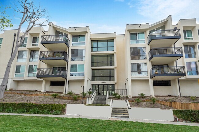 Foto del edificio - 1340 S Beverly Glen Blvd