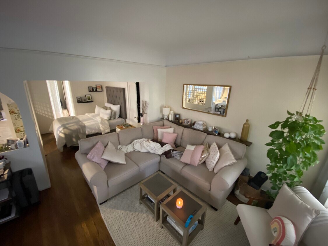 Foto principal - 813 N Sycamore Ave