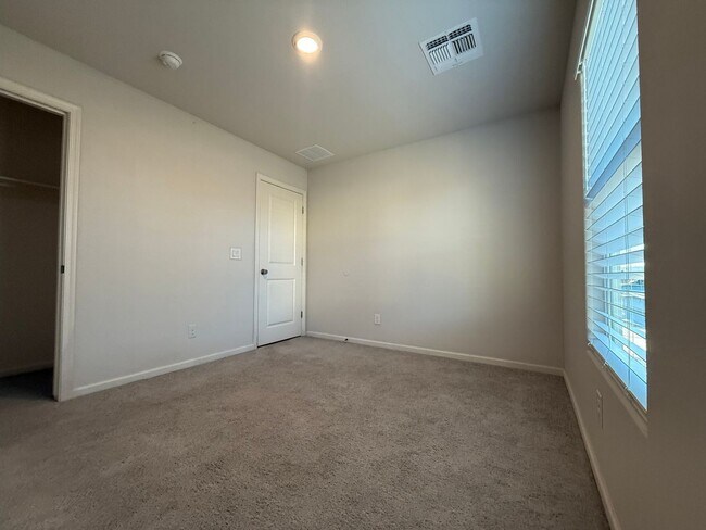 Foto del edificio - 4 Bedroom 2 Bath with fenced yard and 2car garage near River!