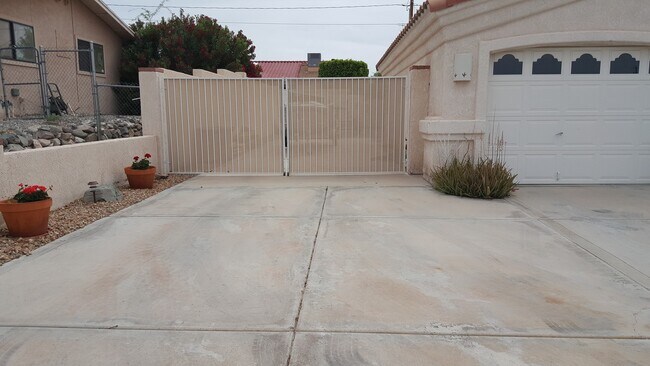 Building Photo - Long Term & Short Terms Options Furnished Pool Home!!!