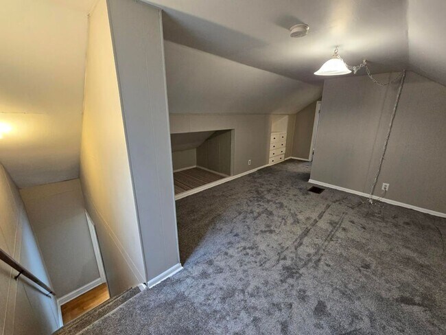 Building Photo - 3 Bedroom Single Family