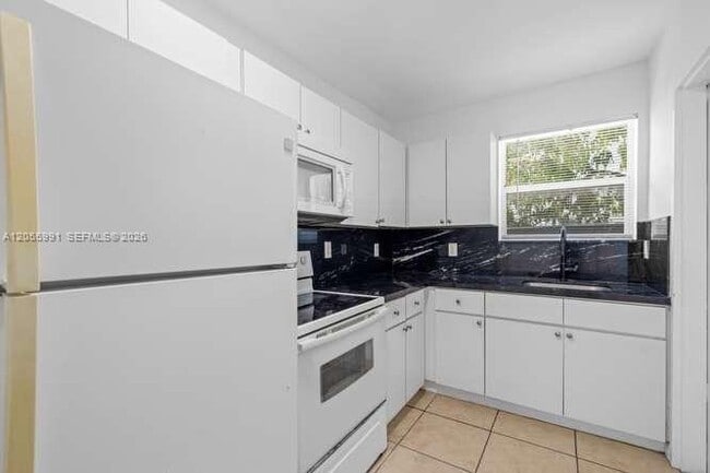 Foto del edificio - 573 NE 82nd St