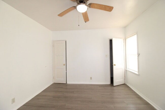 Building Photo - 2838 W Vernon Ave