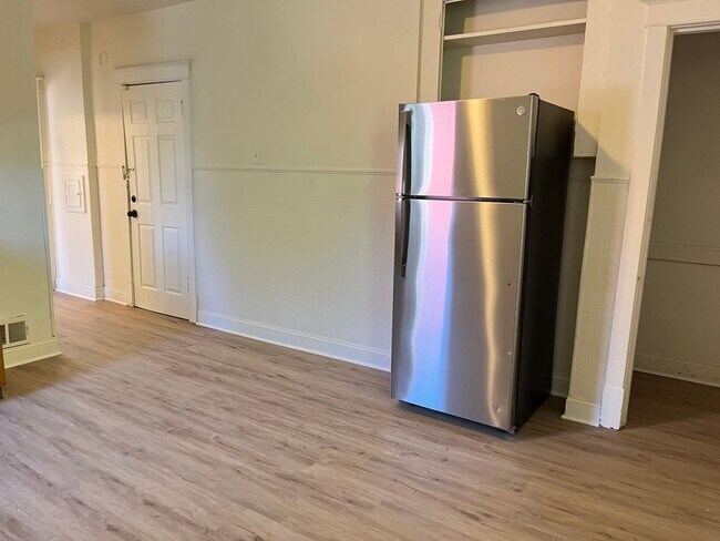 Foto del edificio - 1-Bedroom Apartment on 2nd Floor