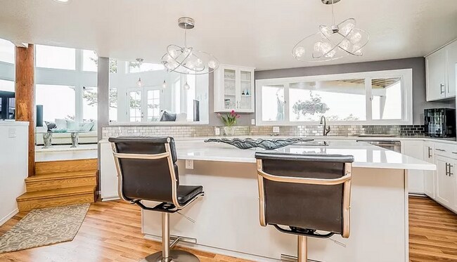 Foto del edificio - 3695 Sqft. Home with 180 degree Sound views!