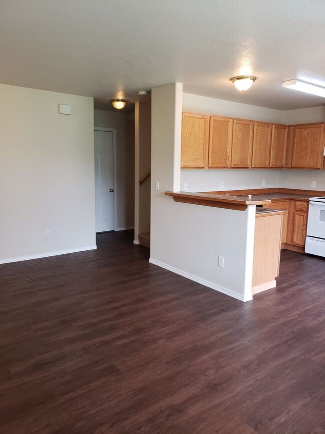 Building Photo - Wonderful Updated 3 bedroom 2 Bath 3 level Duplex in Post Falls.