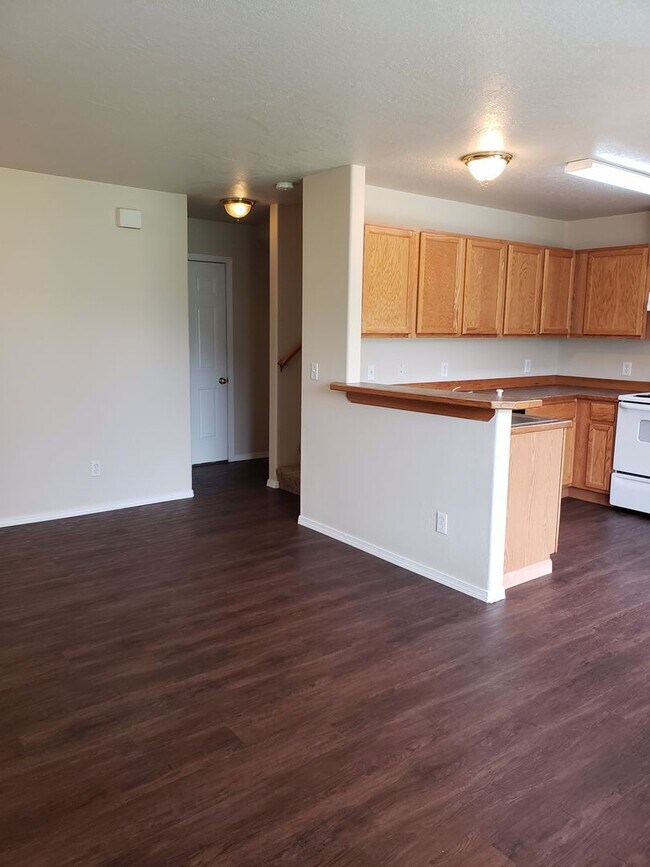 Foto del edificio - Wonderful Updated 3 bedroom 2 Bath 3 level Duplex in Post Falls.