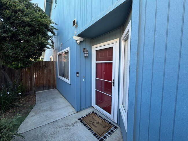 Foto del edificio - North Davis Charming 2 Bed 1 Bath - Available August 2026