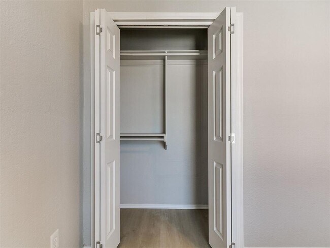 Foto del edificio - 817 SW 64th St