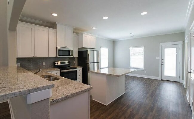 Building Photo - 112 Waverly Dr