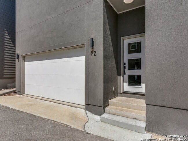 Building Photo - LUXURY ALAMO HEIGHTS TOWNHOME