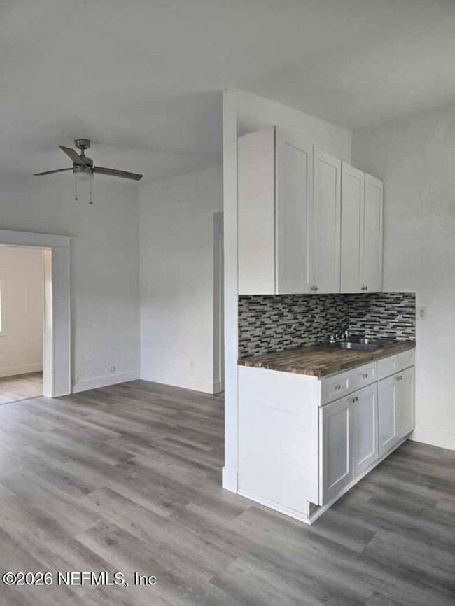 Building Photo - 3827 Eve Dr W
