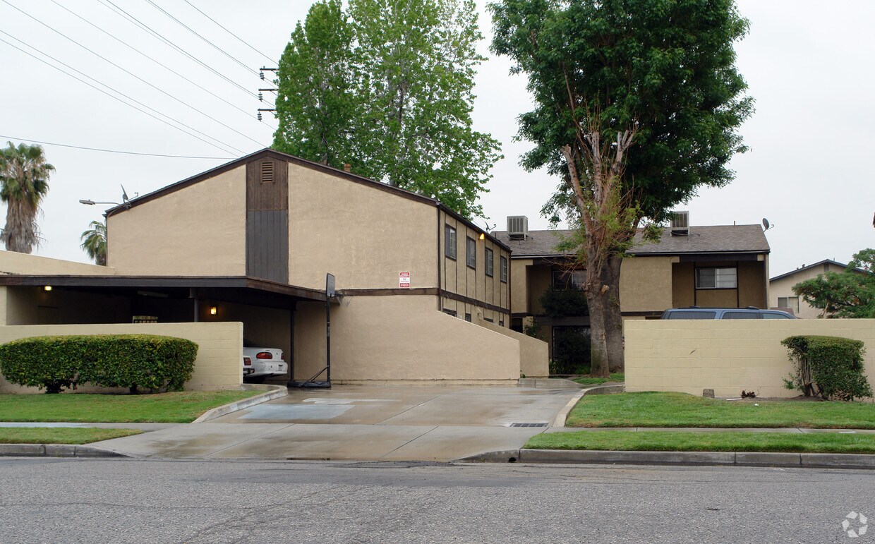 Foto principal - 207 E 2nd St