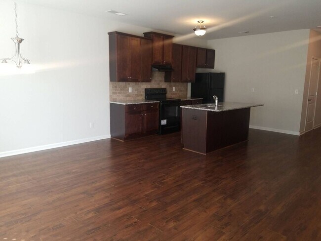 Building Photo - 3 Bedroom Townhome in Jonesboro!