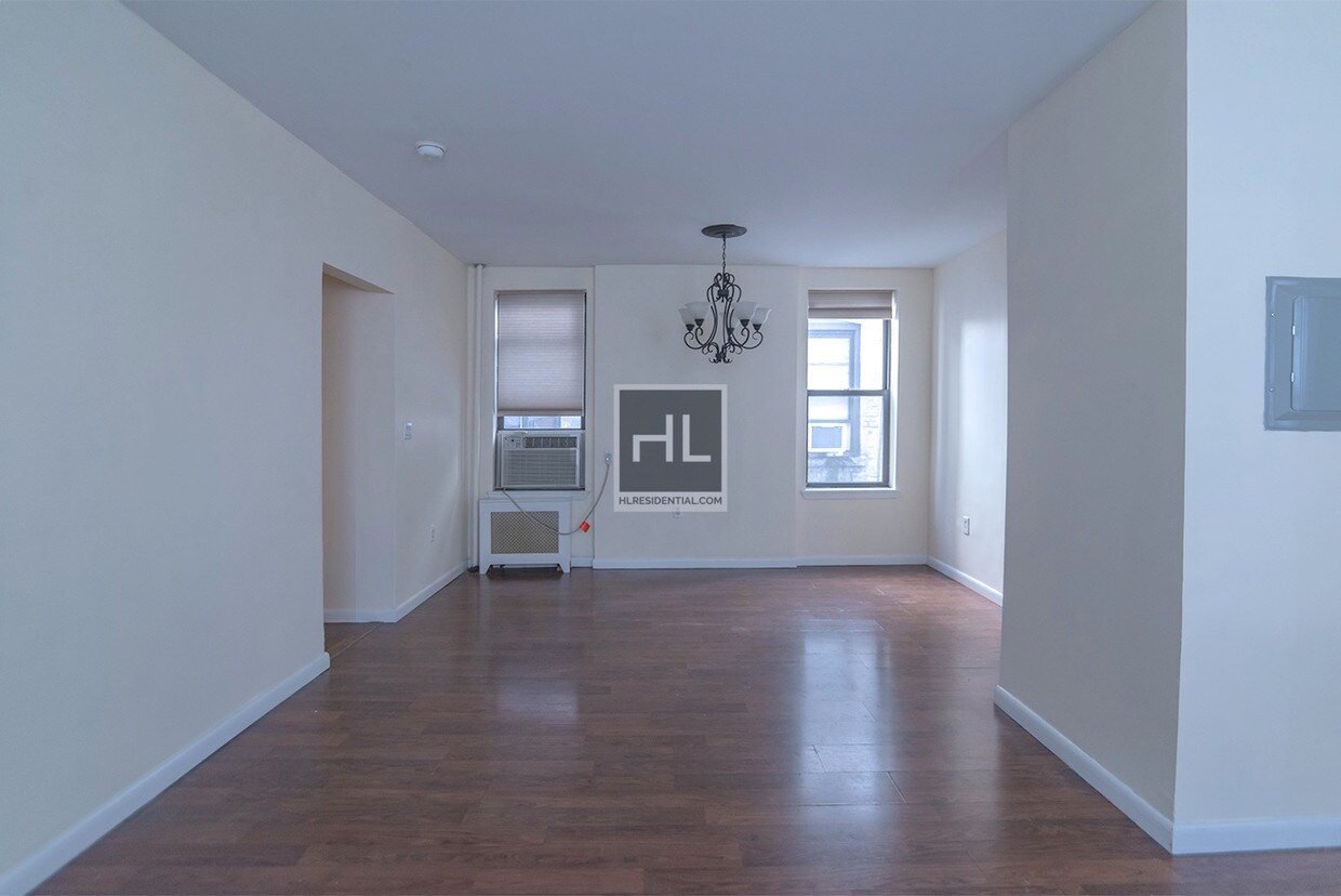 Primary Photo - 24-39-39 Steinway St