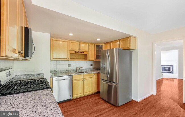 Building Photo - 2404 Rosedown Dr