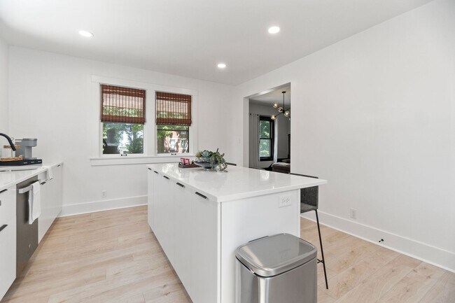Foto del edificio - Renovated Historic Townhome — 2BR, 1,000 Sq Ft, West Central