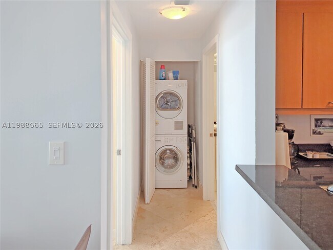 Foto del edificio - 225 Collins Ct