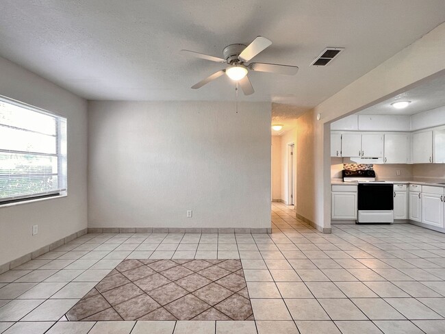 Foto del edificio - Three-Bedroom Home with Spacious Family Bo...