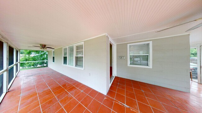 Building Photo - Charming 2 Bedroom/ 1 Bathroom Home with D...