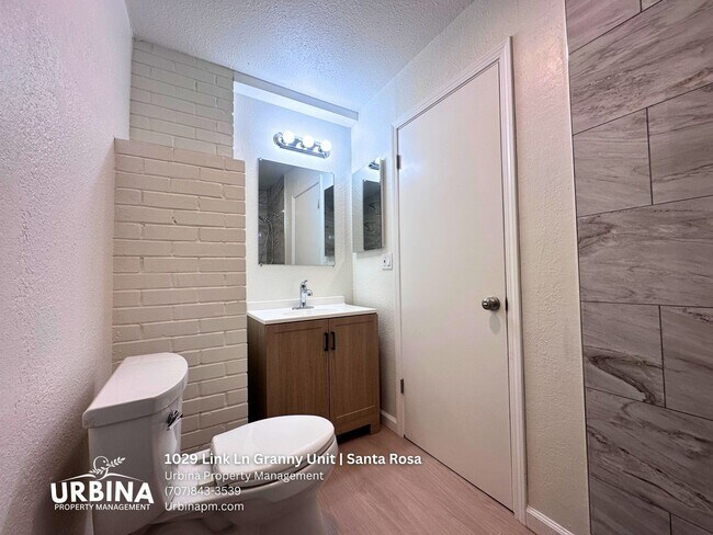 Foto del edificio - 1029 Link Ln