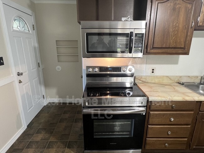 Building Photo - 143 Cedar St