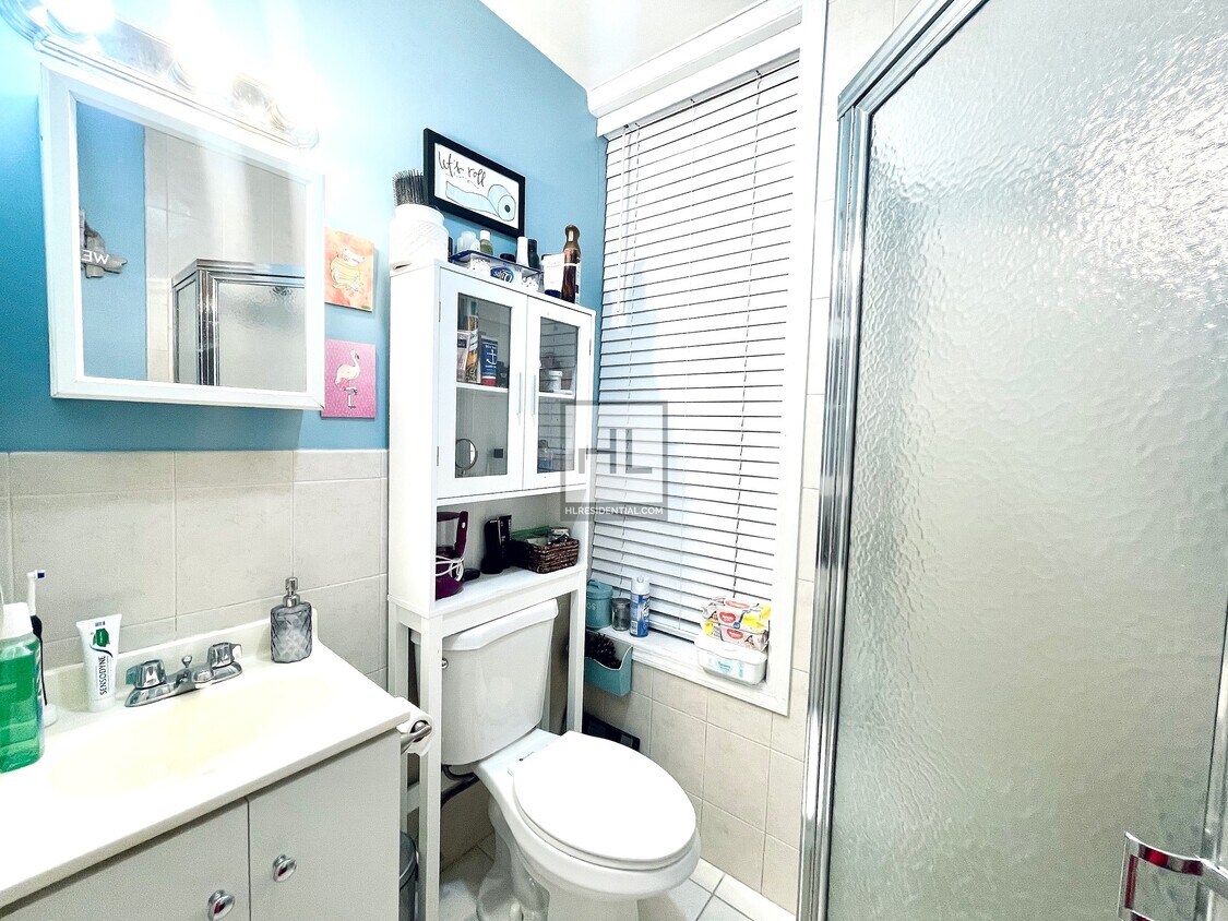 Foto del edificio - Charming 1 Bed | Fresh Pond Road, Ridgewood