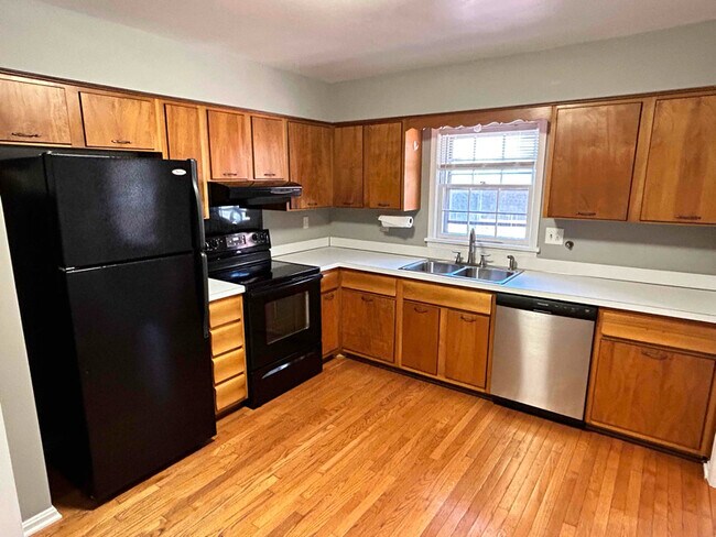 Building Photo - 2549 Glenmary Ave