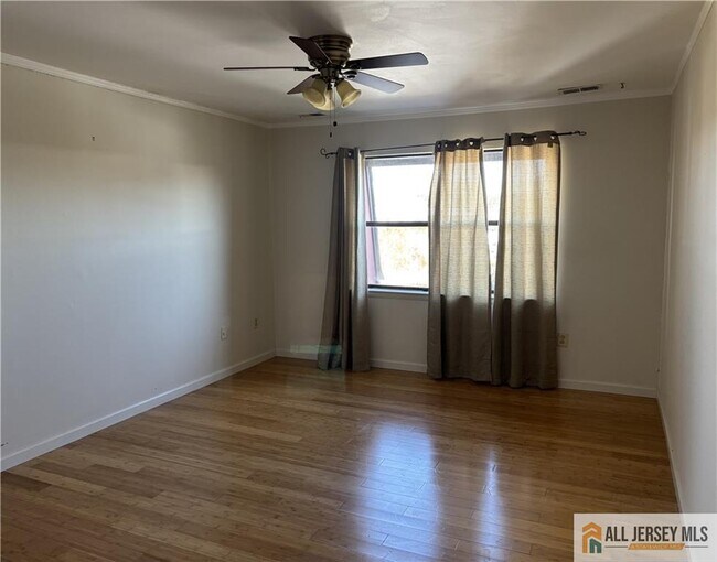 Foto del edificio - 1212 N Oaks Blvd