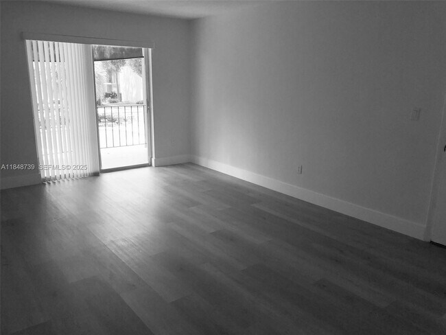 Building Photo - 10748 N Kendall Dr