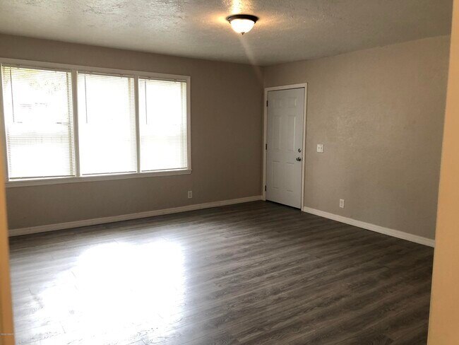 Building Photo - 294 Roosevelt Dr
