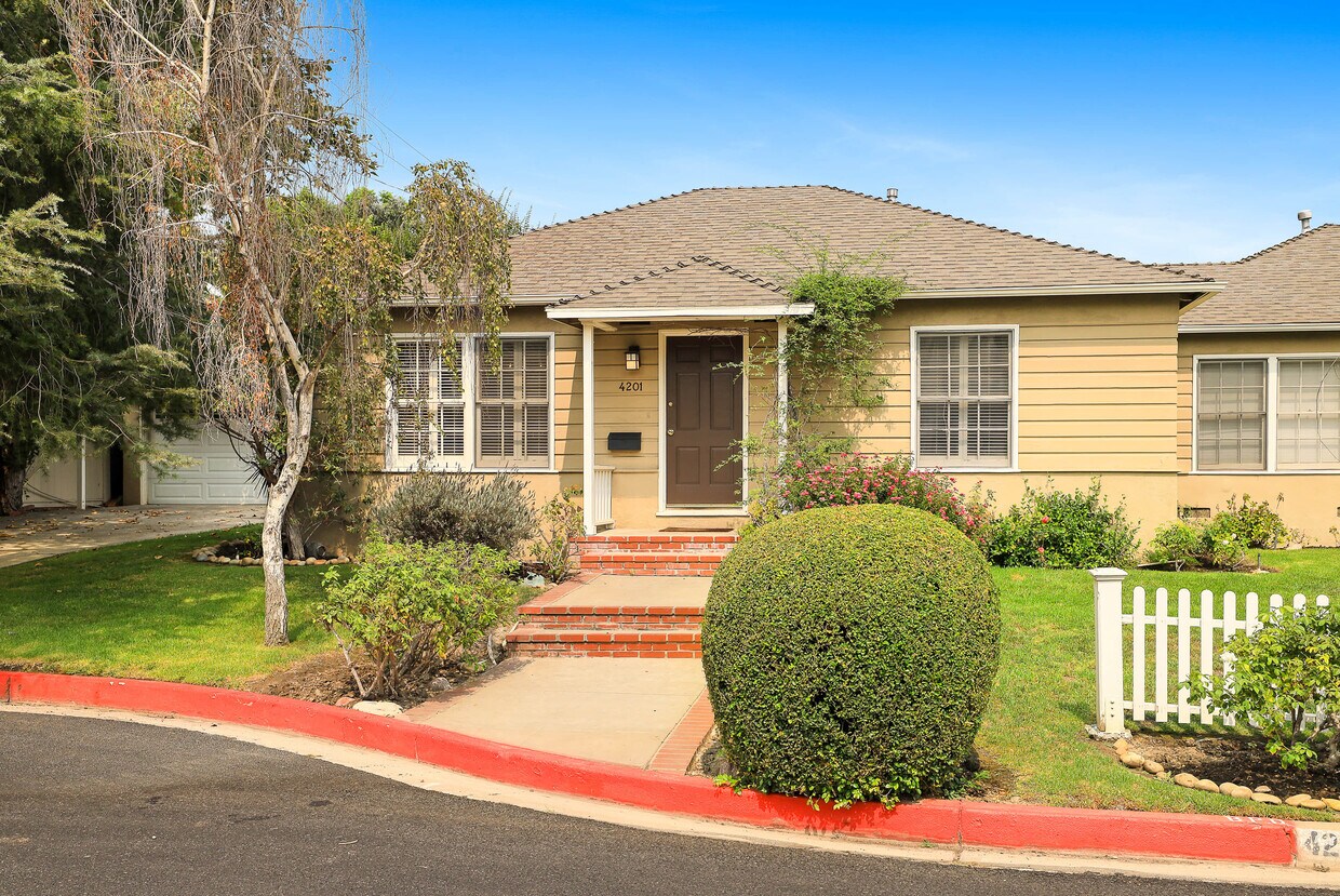Primary Photo - 4201 W Toluca Lake Ln