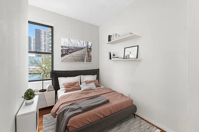 Foto del edificio - 240 W 64th St