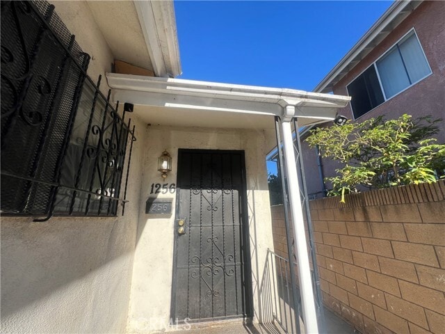 Building Photo - 1256 N Fries Ave