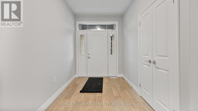 Building Photo - 45 Vanrooy Trail