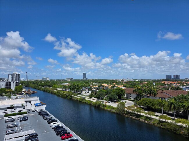 Foto del edificio - 3701 N Country Club Dr